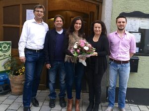 Ilayda Arslan (Mitte) wurde verabschiedet erhielt als Dank einen Blumenstrauß.